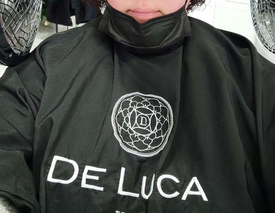 Bestickter De Luca Hair Umhang mit Rosetten-Logo