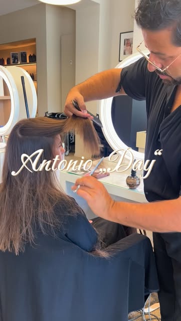 Antonio De Luca bei der Arbeit an einer Kundin im Salon
